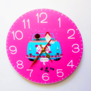 ساعة حائط باللون الوردي FT025